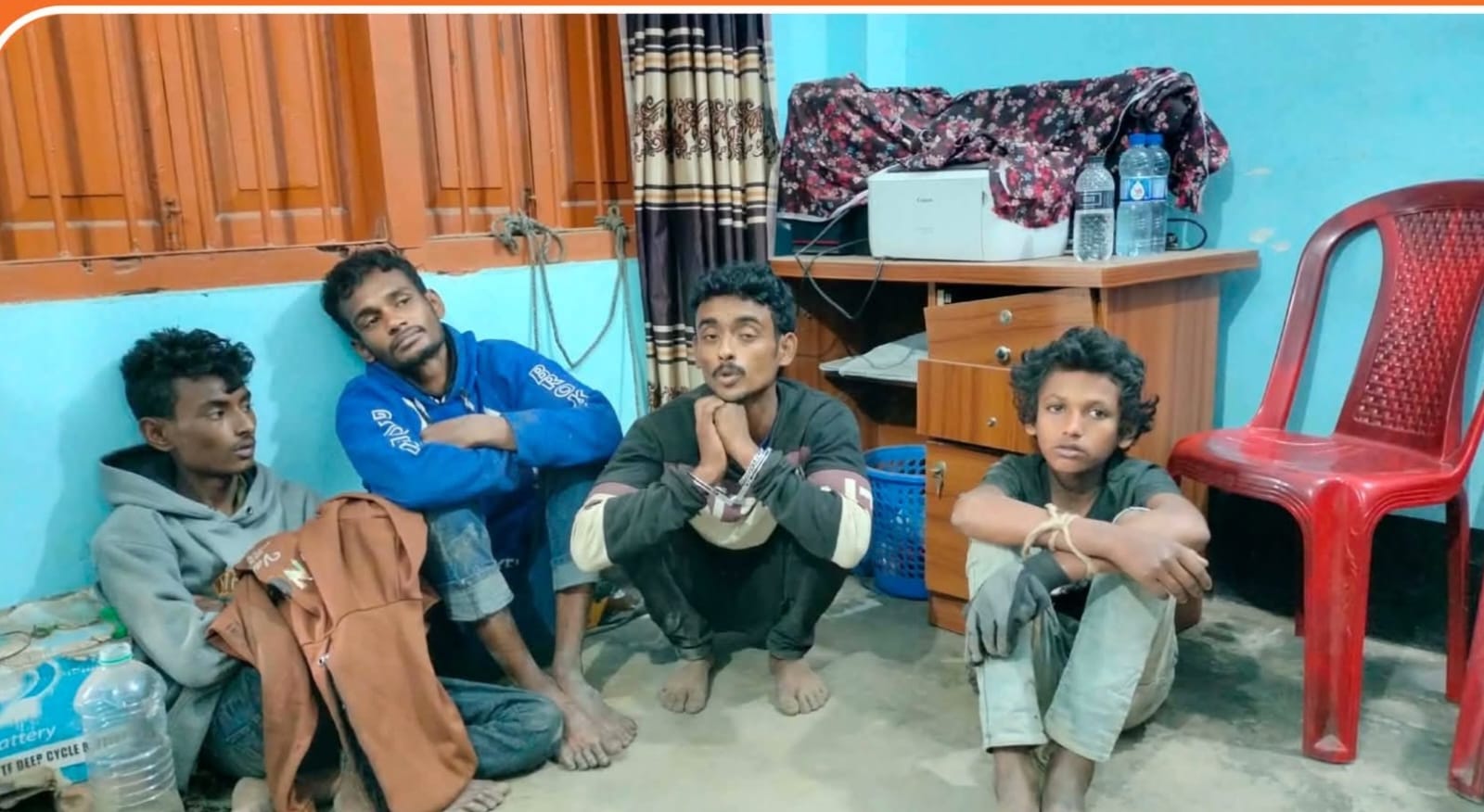 ব্রাহ্মণবাড়িয়া নবীনগরের শিবপুর বাজারে চুরির সময় হাতেনাতে ধরা ৪ জন,