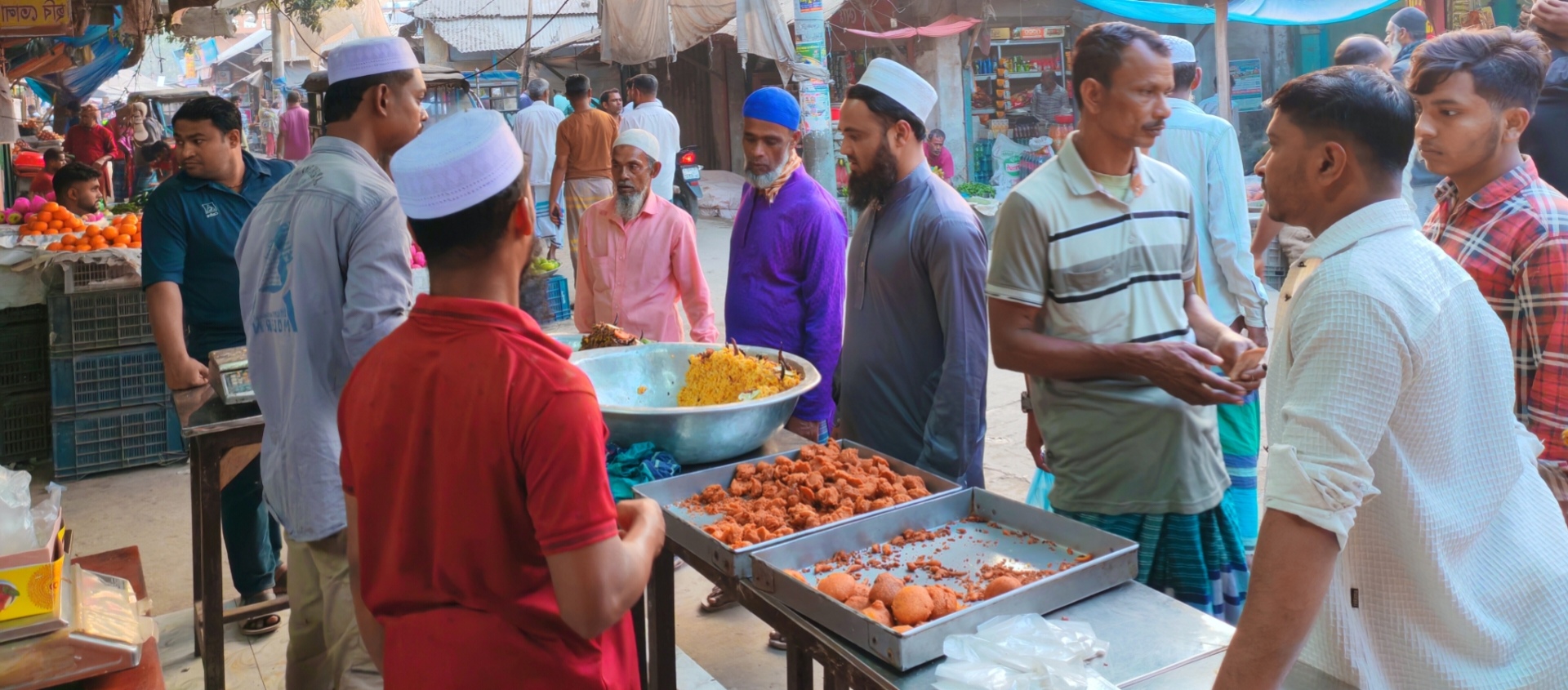 বাঞ্ছারামপুর ছলিমাবাদ বাজারে রমজানের প্রথম দিনেই  ইফতার সংকট, ক্রেতাদের হতাশা।