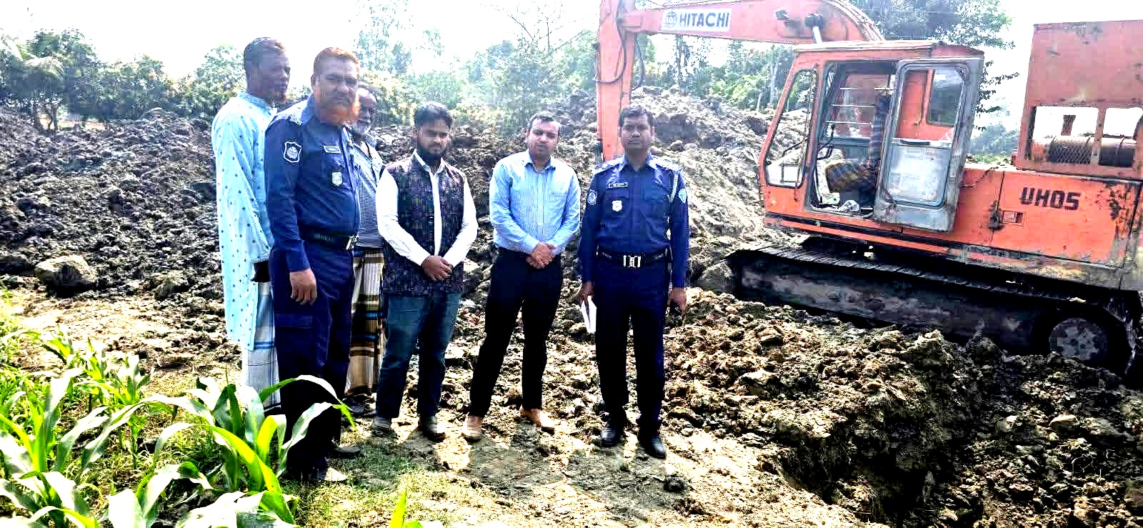 হোমনায় ফসলি জমির মাটি কাটায় দুই জনকে ১ লাখ ২৫ হাজার টাকা জরিমানা