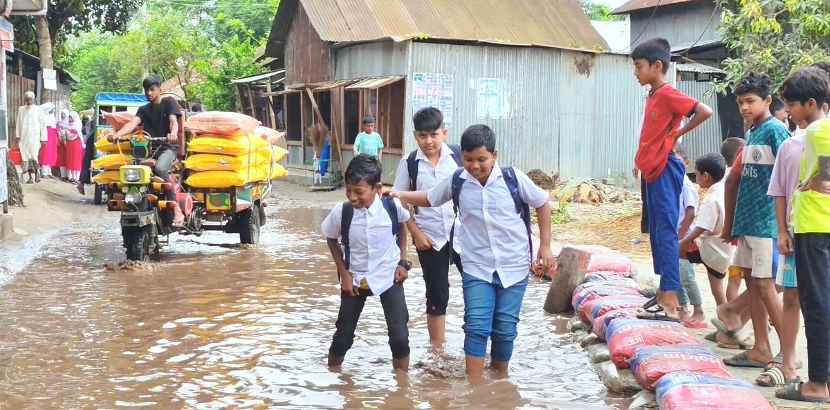 বাঞ্ছারামপুর ছলিমাবাদ হোসেনপুর স্কুল মোড়ে জলাবদ্ধতা: দুর্ভোগে শিক্ষার্থী ও এলাকাবাসী