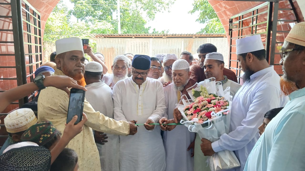 শত বছরের প্রাচীন আশ্রাফবাদ সিকদার বাড়ি জামে মসজিদের পুনর্নির্মাণ শেষে উদ্বোধন করে এডভোকেট রফিক সিকদার 