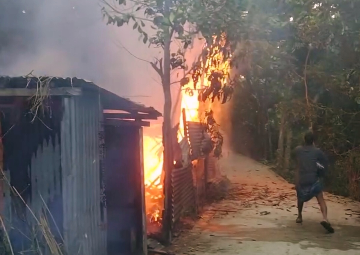 মাদারীপুরের কালকিনিতে সন্ত্রাসী কর্মকাণ্ডের অভিযোগ, নিরাপত্তাহীনতায় আলীনগর ইউনিয়নের বাসিন্দারা